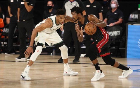 宝威体育-东部首轮对决，雄鹿夺魁雄心昂扬(雄鹿 东部)